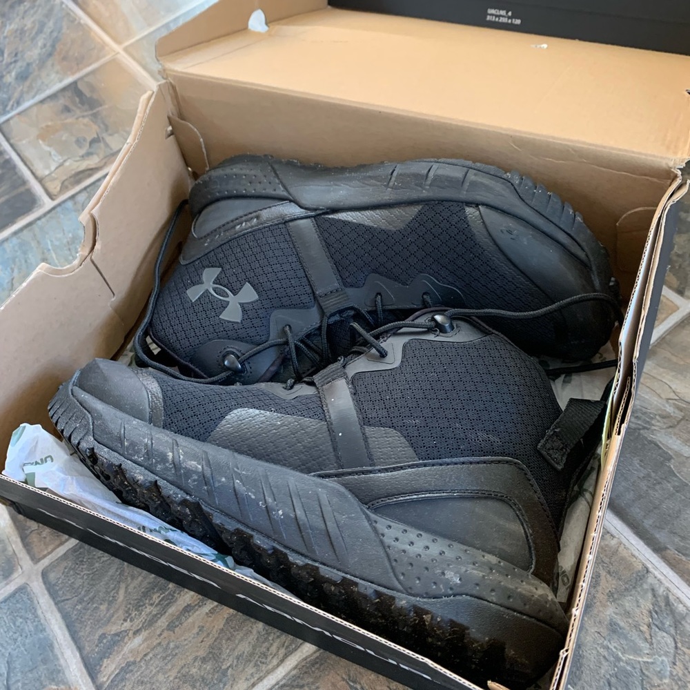 Womens size 7- 1/2 under Armour micro G mid boots